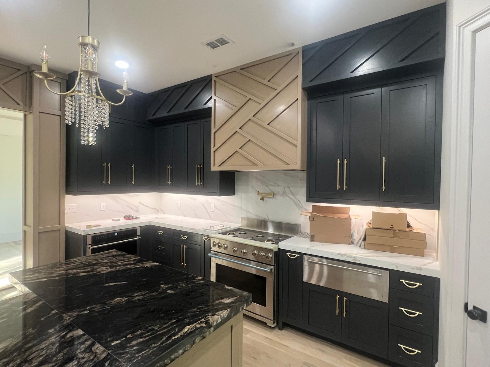 Cocina luminosa con gabinetes claros